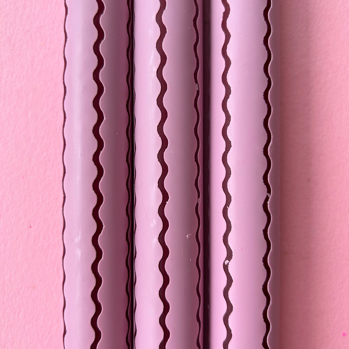 Wiggle Stripe Dinner Candle in Pink & Red