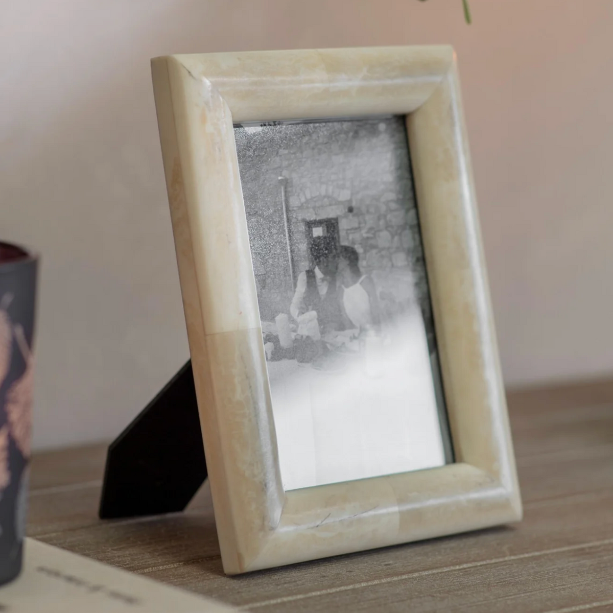 Neutral Curved Frame